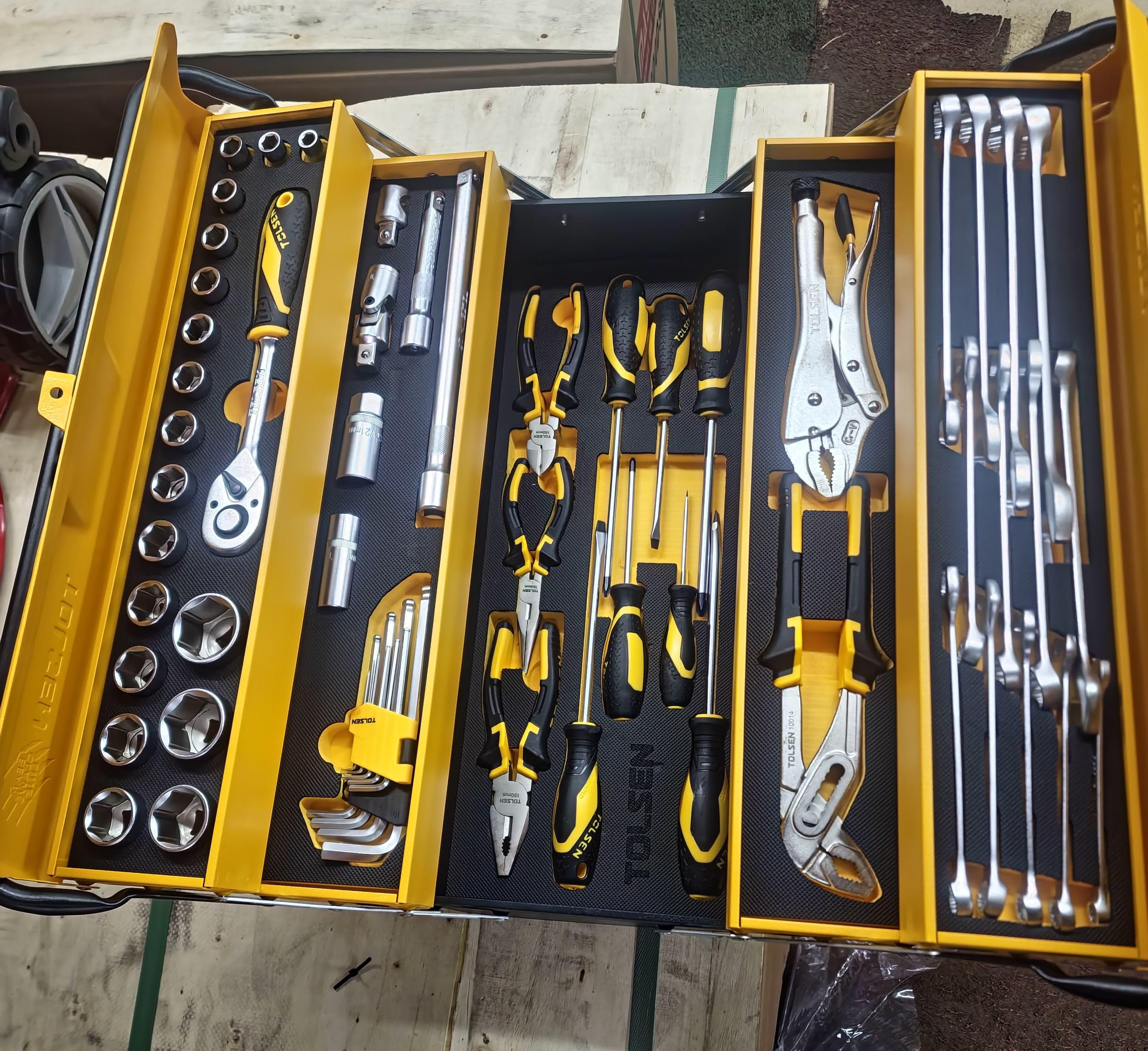 Heavy duty 85-Piece Socket Wrench Set – 1/2" & 1/4" Drive Ratchet Kit with Metric Bits, Chrome Vanadium Steel, Portable Repair Tool Set in Durable Metal Case for Home, Garage, Automotive & Workshop Use